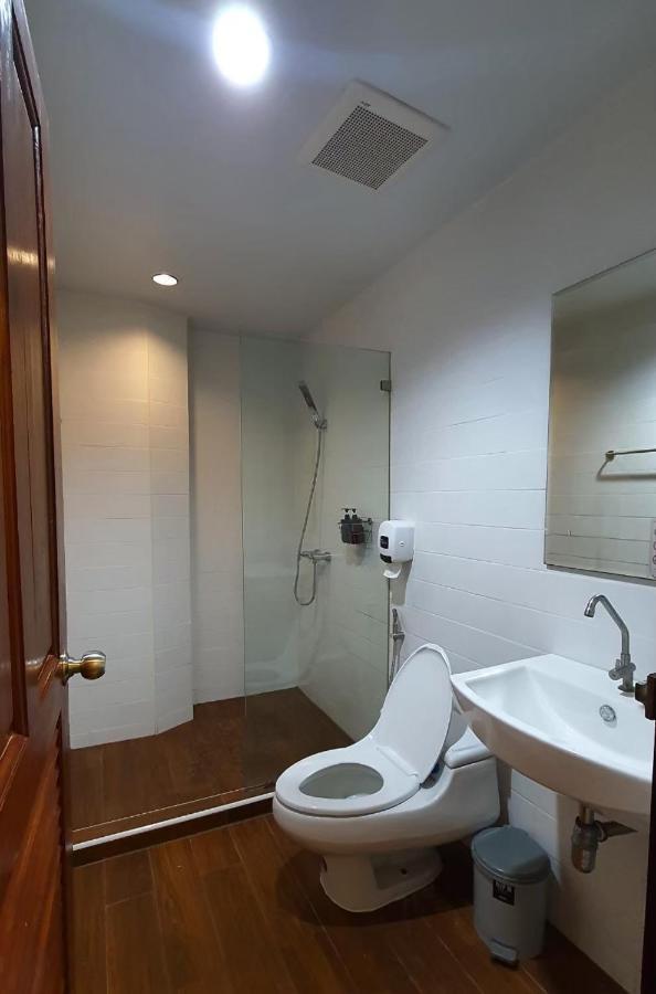 Boon Street Hostel Bangkok Exterior photo